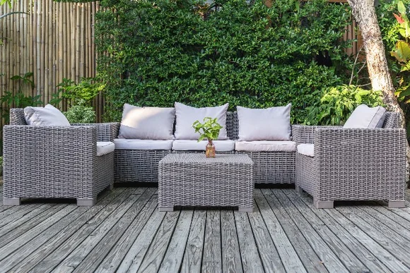 Gartenmöbel-Set auf einer Terrasse